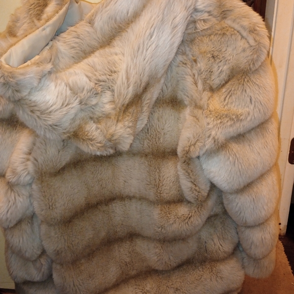 Faux fur hooded jacket - Picture 2 of 2